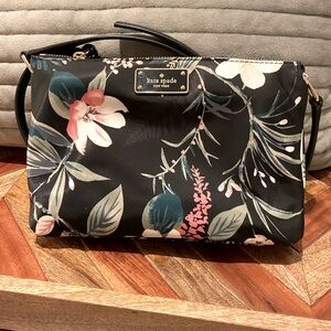 Brand New and Never Worn Kate Spade Handbag With Shoulder Strap.